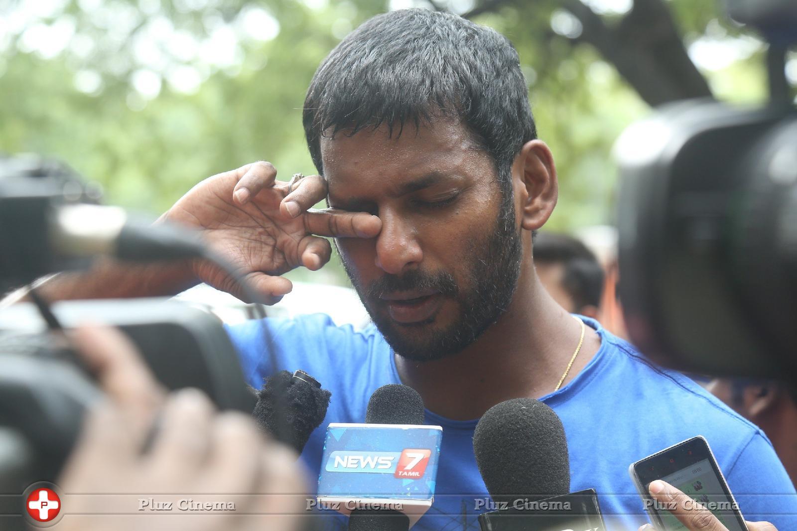 Hero Vishal supplying food packets and Water Photos | Picture 1172115