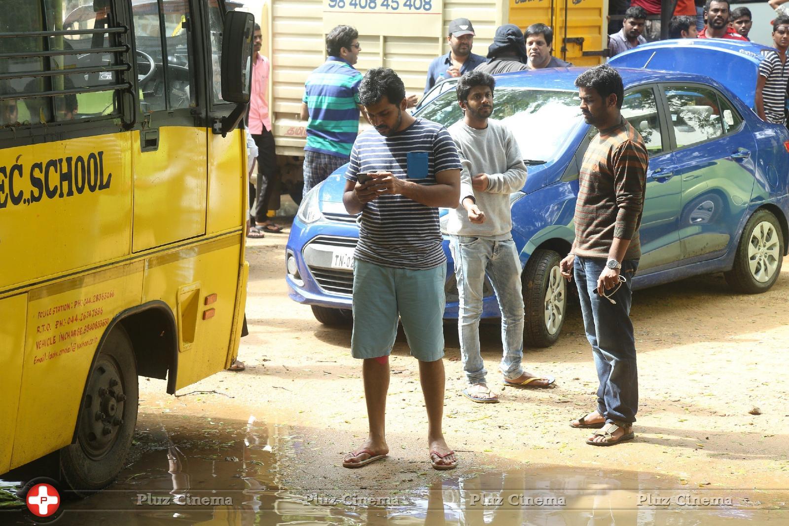 Hero Vishal supplying food packets and Water Photos | Picture 1172119