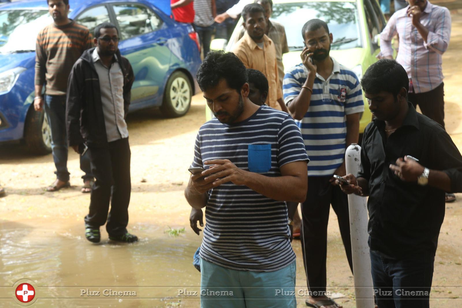 Hero Vishal supplying food packets and Water Photos | Picture 1172120