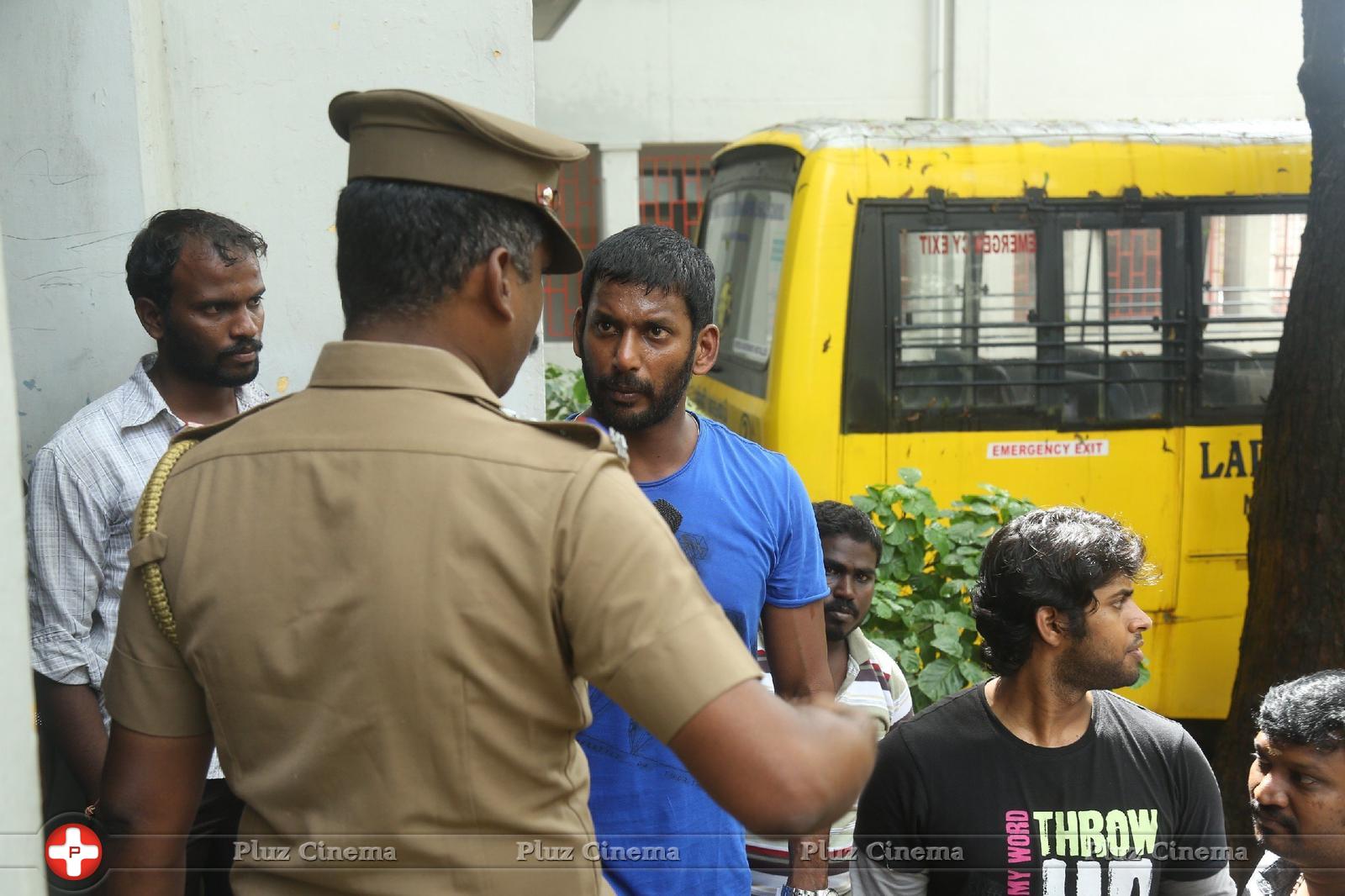 Hero Vishal supplying food packets and Water Photos | Picture 1172124