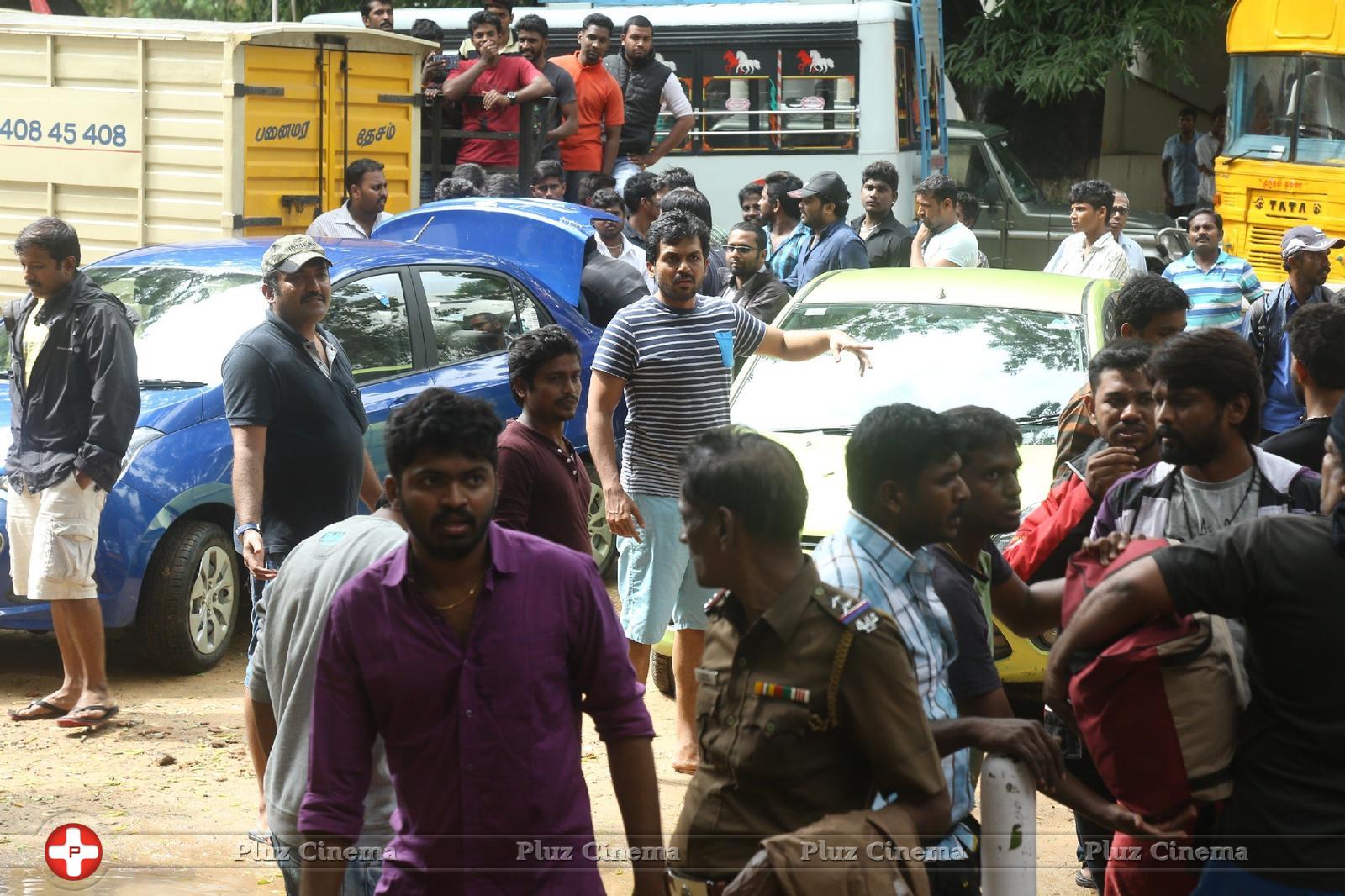 Hero Vishal supplying food packets and Water Photos | Picture 1172125