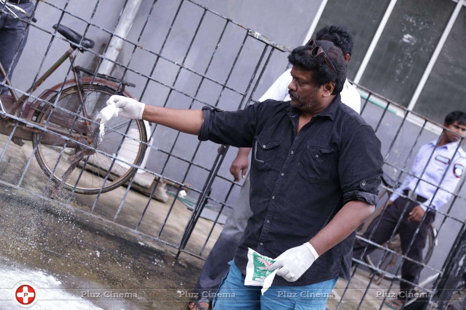 R. Parthiepan - Parthiban doing Flood Relief Activities Gallery | Picture 1173132