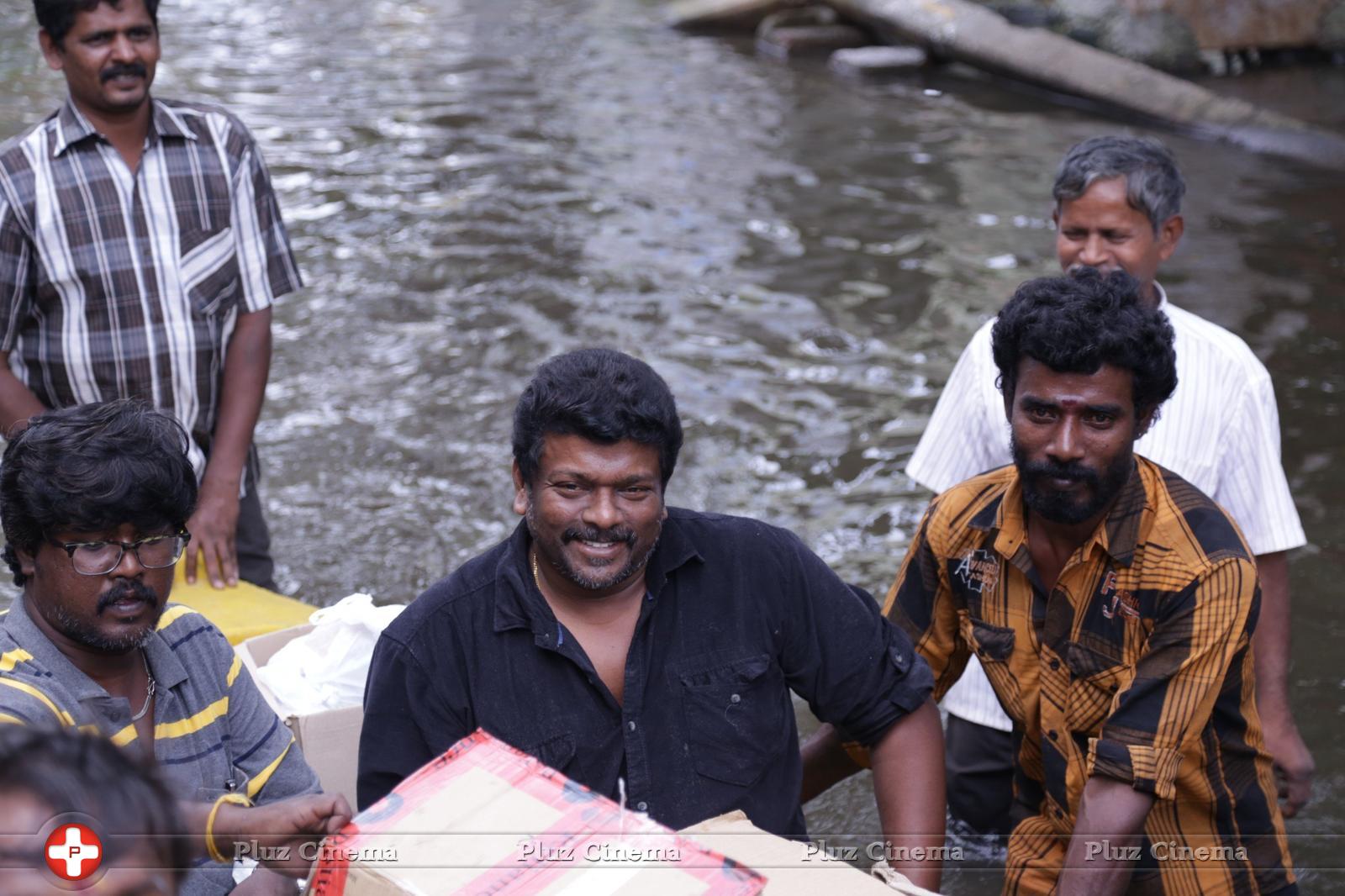 R. Parthiepan - Parthiban doing Flood Relief Activities Gallery | Picture 1173135