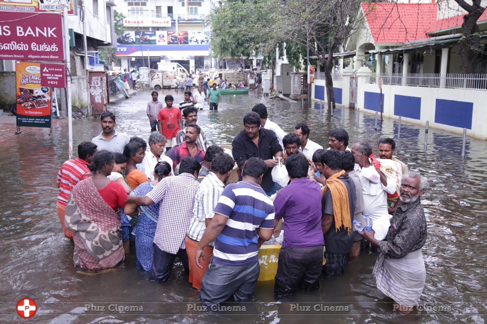 Parthiban doing Flood Relief Activities Gallery | Picture 1173138