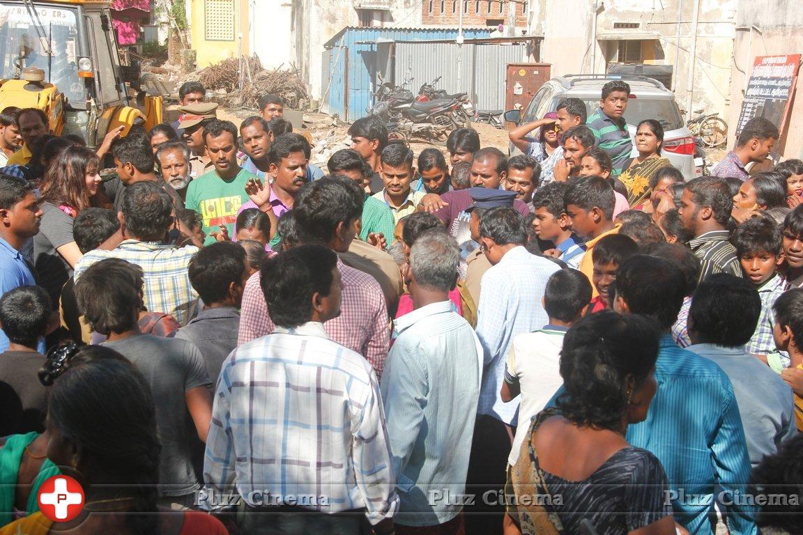 Namita Flood Relife Help in Tiruvotriyur Photos | Picture 1175903