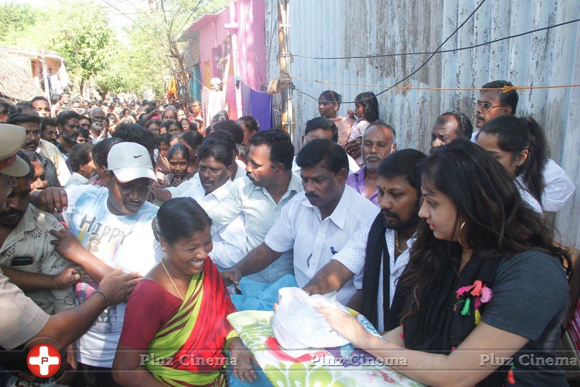 Namita Flood Relife Help in Tiruvotriyur Photos | Picture 1175905