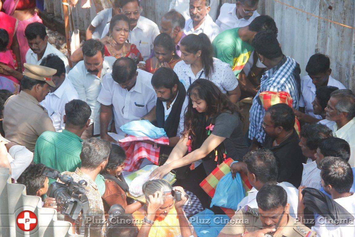Namita Flood Relife Help in Tiruvotriyur Photos | Picture 1175913