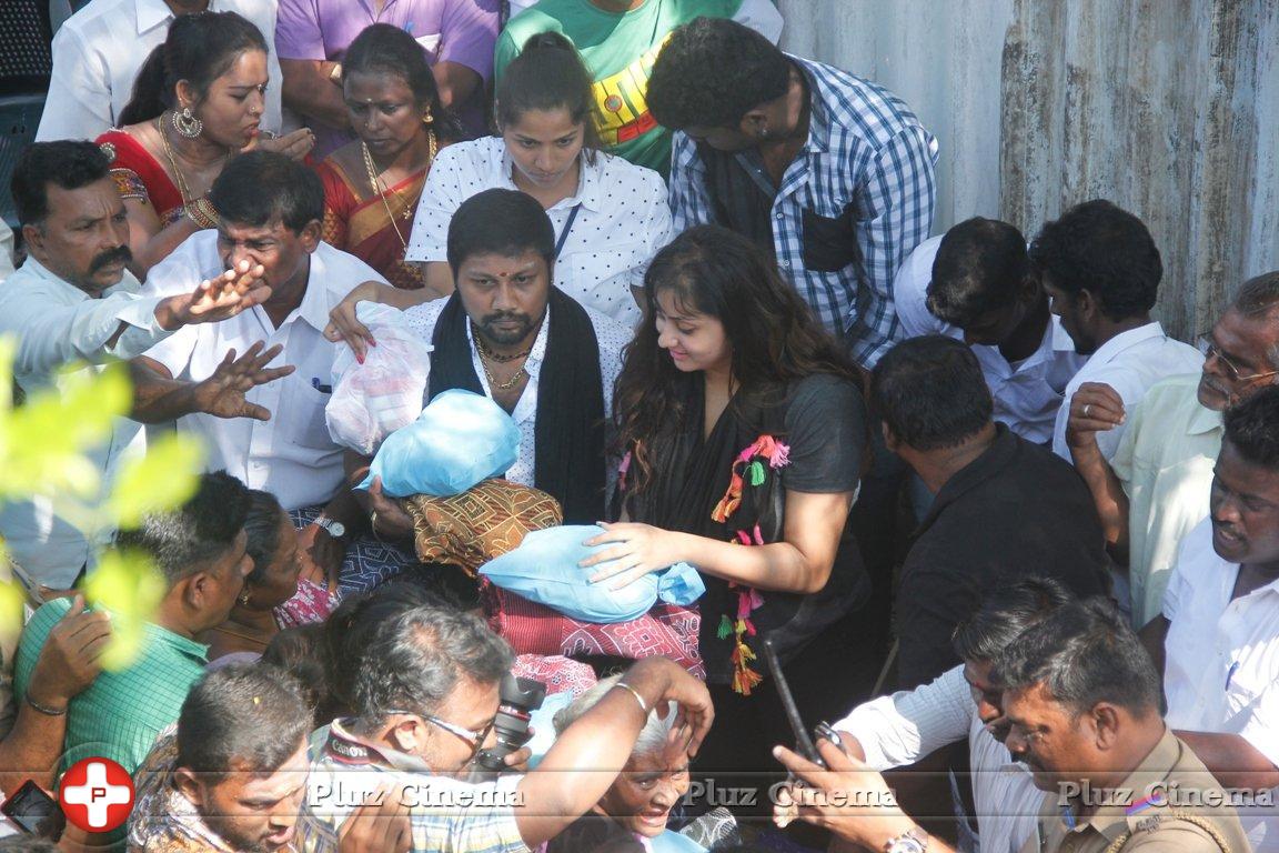 Namita Flood Relife Help in Tiruvotriyur Photos | Picture 1175916