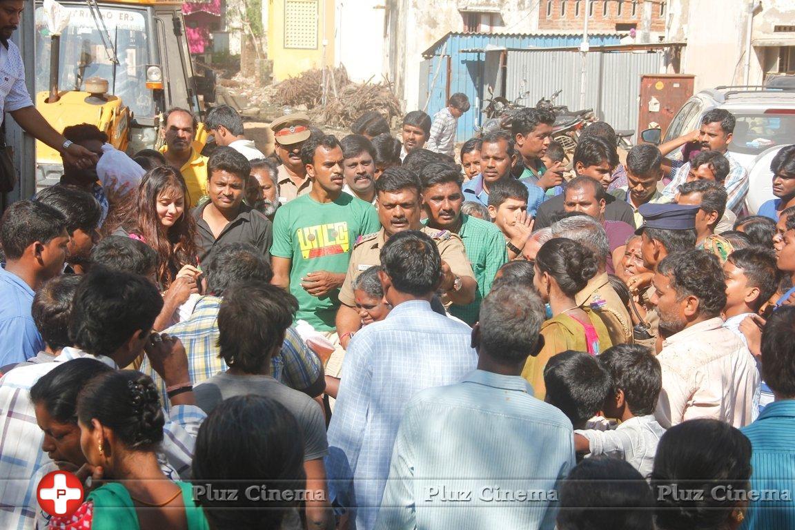 Namita Flood Relife Help in Tiruvotriyur Photos | Picture 1175921