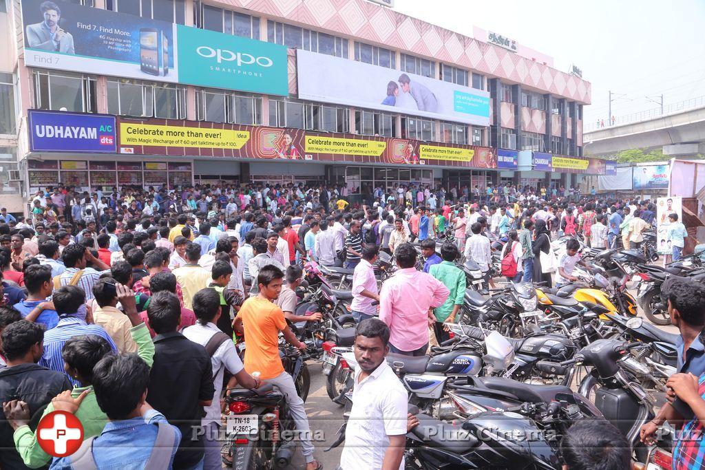 Dhanush Fans Celebrating Anegan Movie Release Photos | Picture 962355