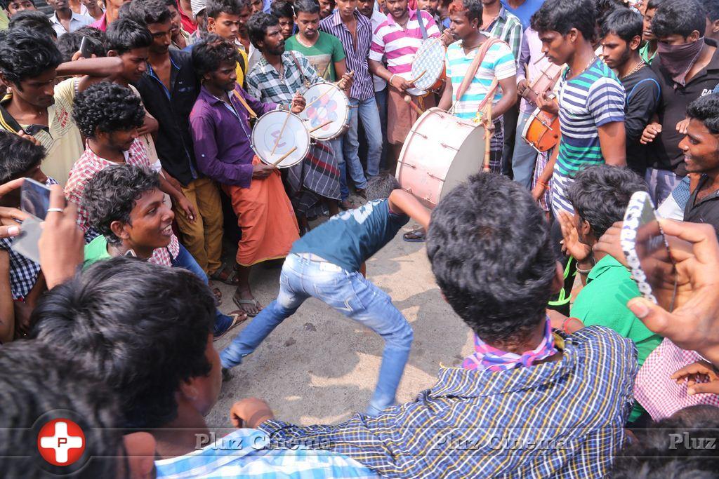 Dhanush Fans Celebrating Anegan Movie Release Photos | Picture 962363
