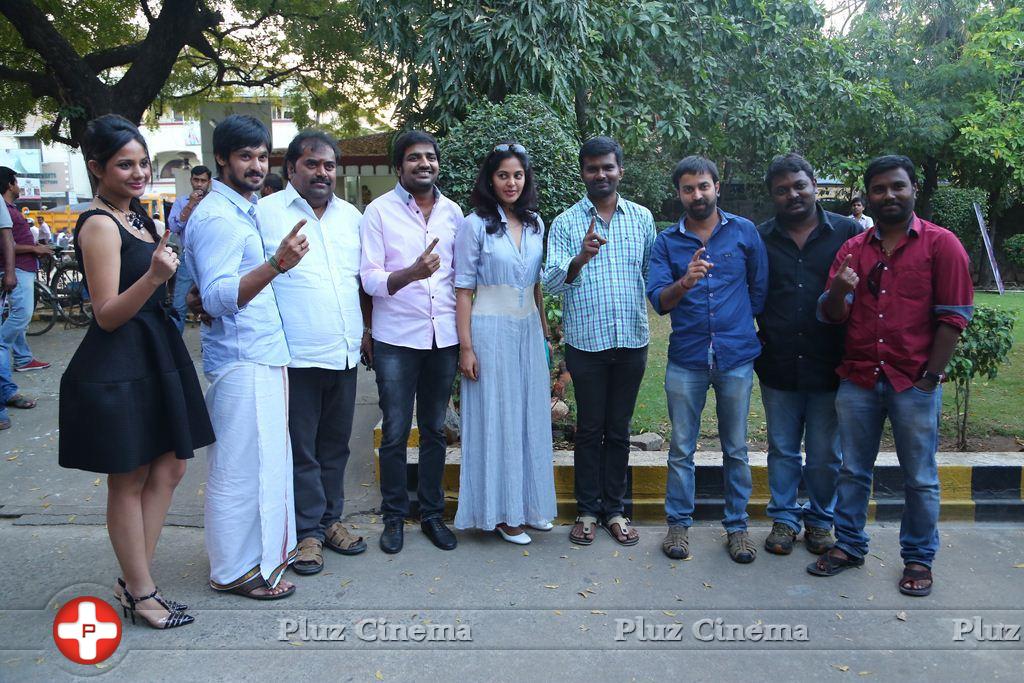 Tamiluku En Ondrai Aluthavum Movie Team Interview Photos | Picture 968052