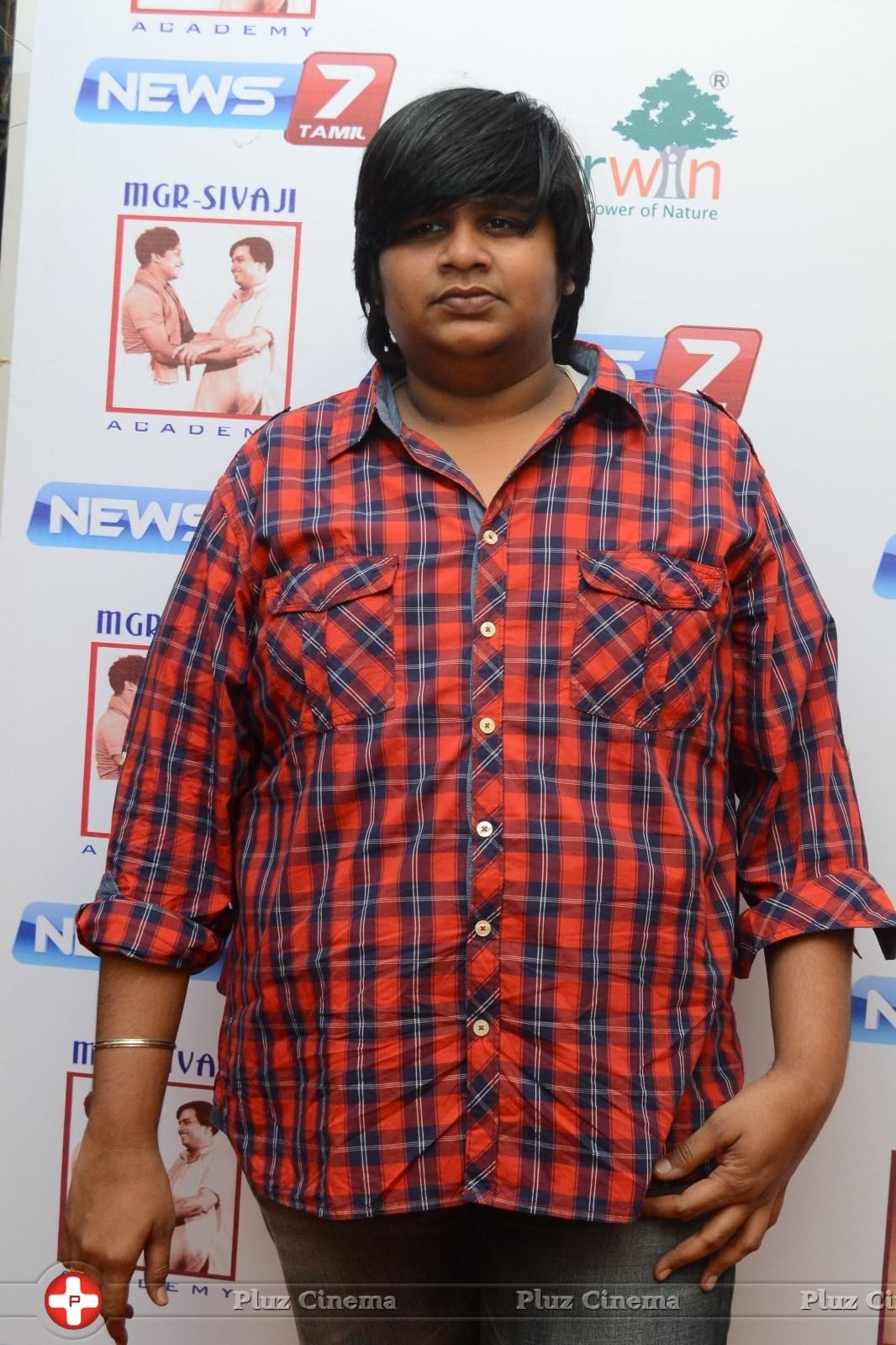 Karthik Subbaraj - V4 Entertainers Film Awards 2014 Photos | Picture 924041