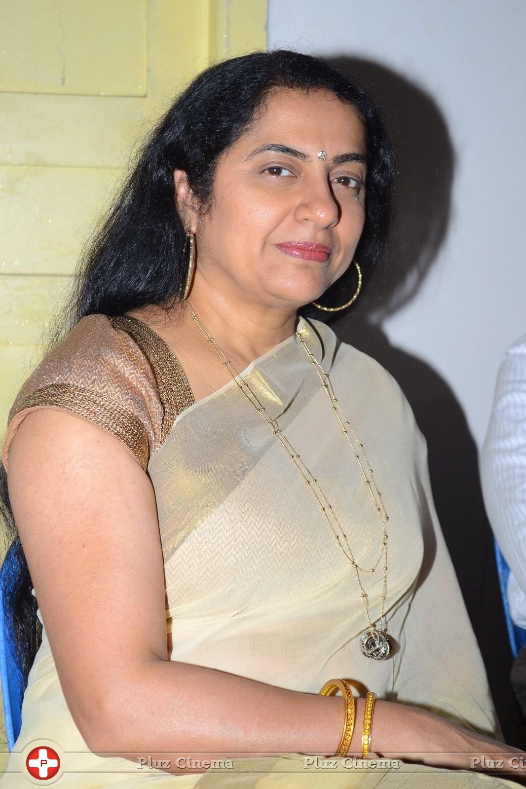 Suhasini Maniratnam - V4 Entertainers Film Awards 2014 Photos | Picture 924045