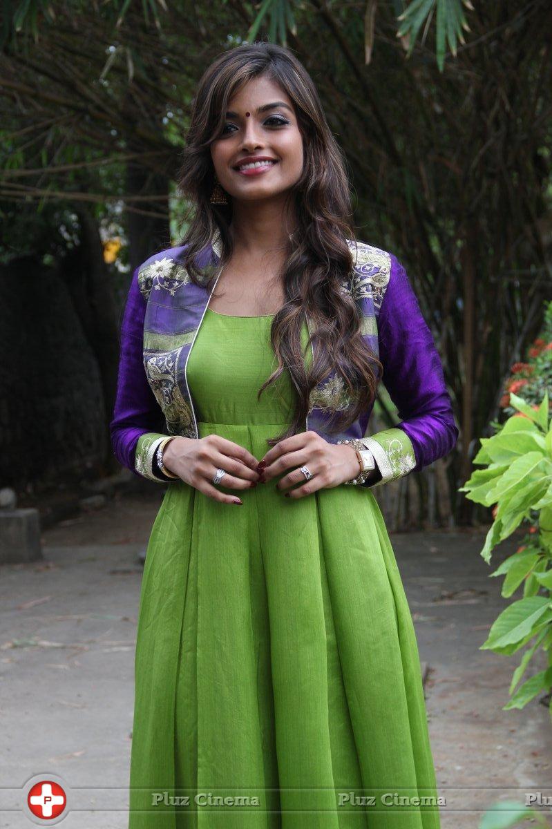 Ashna Zaveri - Inimey Ippadithaan Movie Press Meet Stills | Picture 1040379