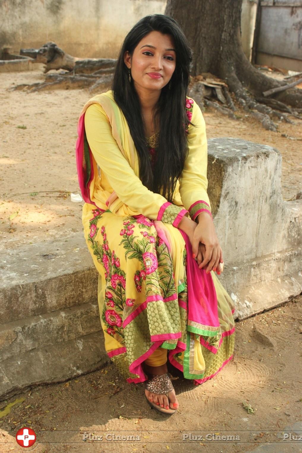 Deepthi Shetty - Gilli Bambaram Koli Movie Pooja Stills | Picture 984080