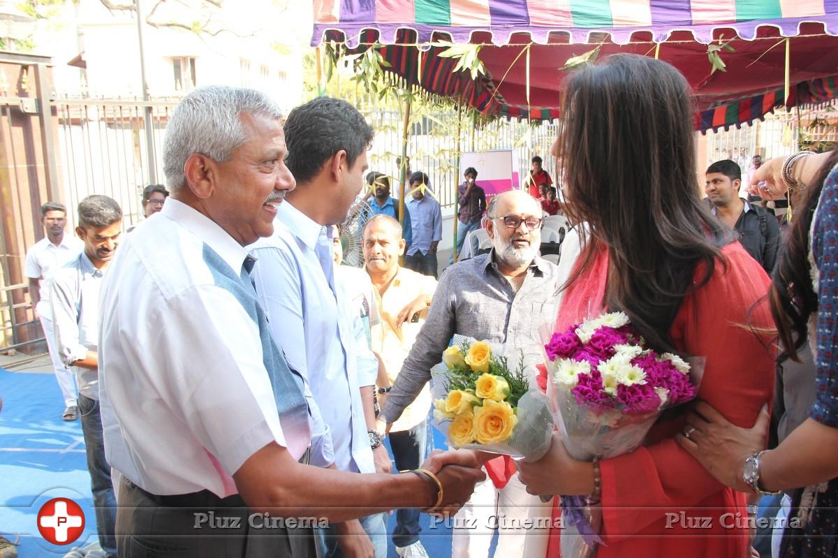 Inji Idupazhagi Movie Pooja Stills | Picture 994920