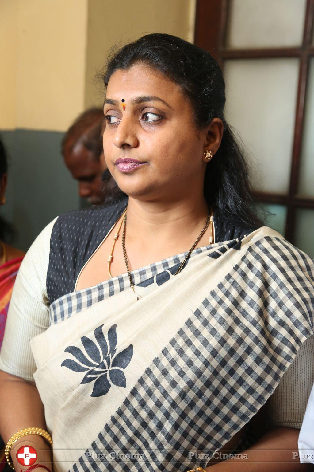 Picture 1037148 | Roja (Actress) - Roja meets Southern Railway General  Manager Stills