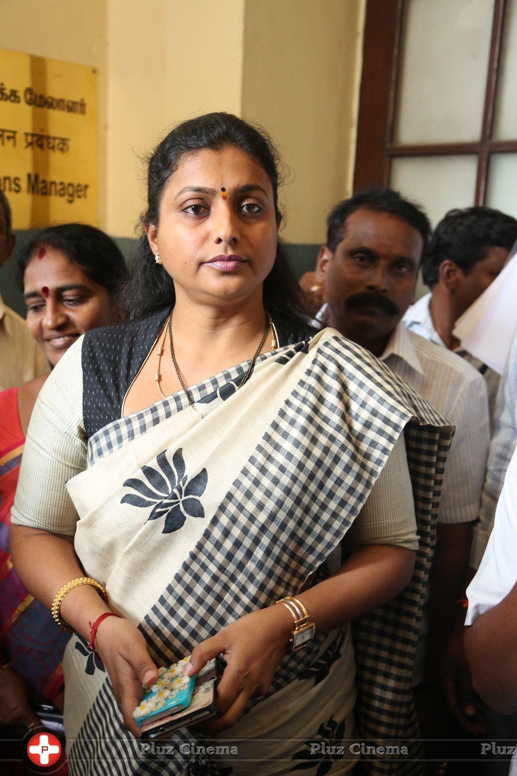 Roja (Actress) - Roja meets Southern Railway General Manager Stills | Picture 1037149
