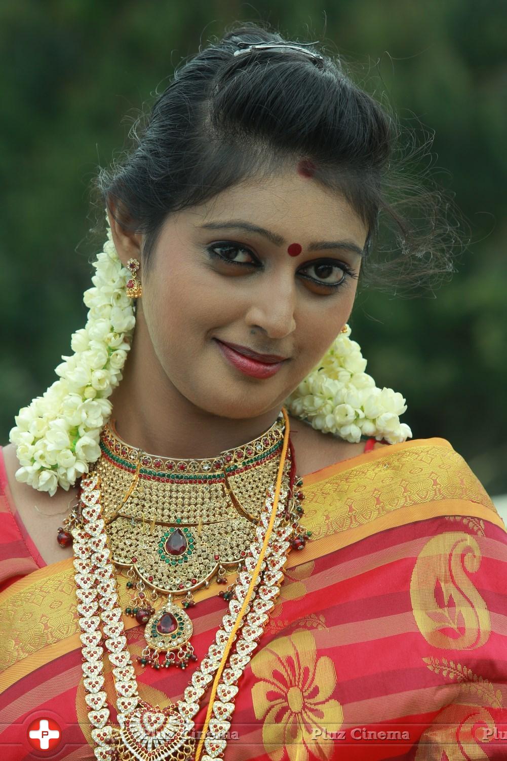 Puthusa Naan Poranthen Movie Stills | Picture 1152387