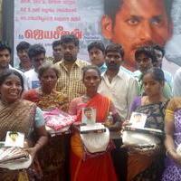 Vishal provides Rice Saree and Financial assistance to peoples of Kadampuliyur in Cuddalore through his fans Club Photos | Picture 1158485