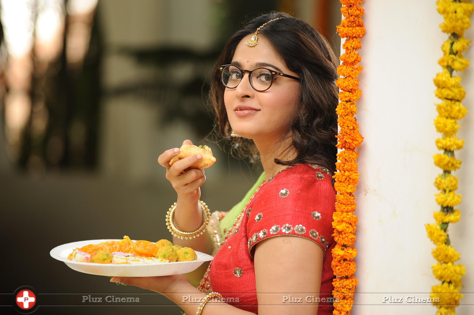 Anushka Shetty - Anushka in Inji Iduppazhagi Movie Stills | Picture 1160757