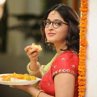 Anushka Shetty - Anushka in Inji Iduppazhagi Movie Stills
