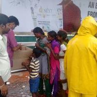 Vishal provides Rice Lunch and Financial assistance to people affected by flood through his fans club Stills | Picture 1160801