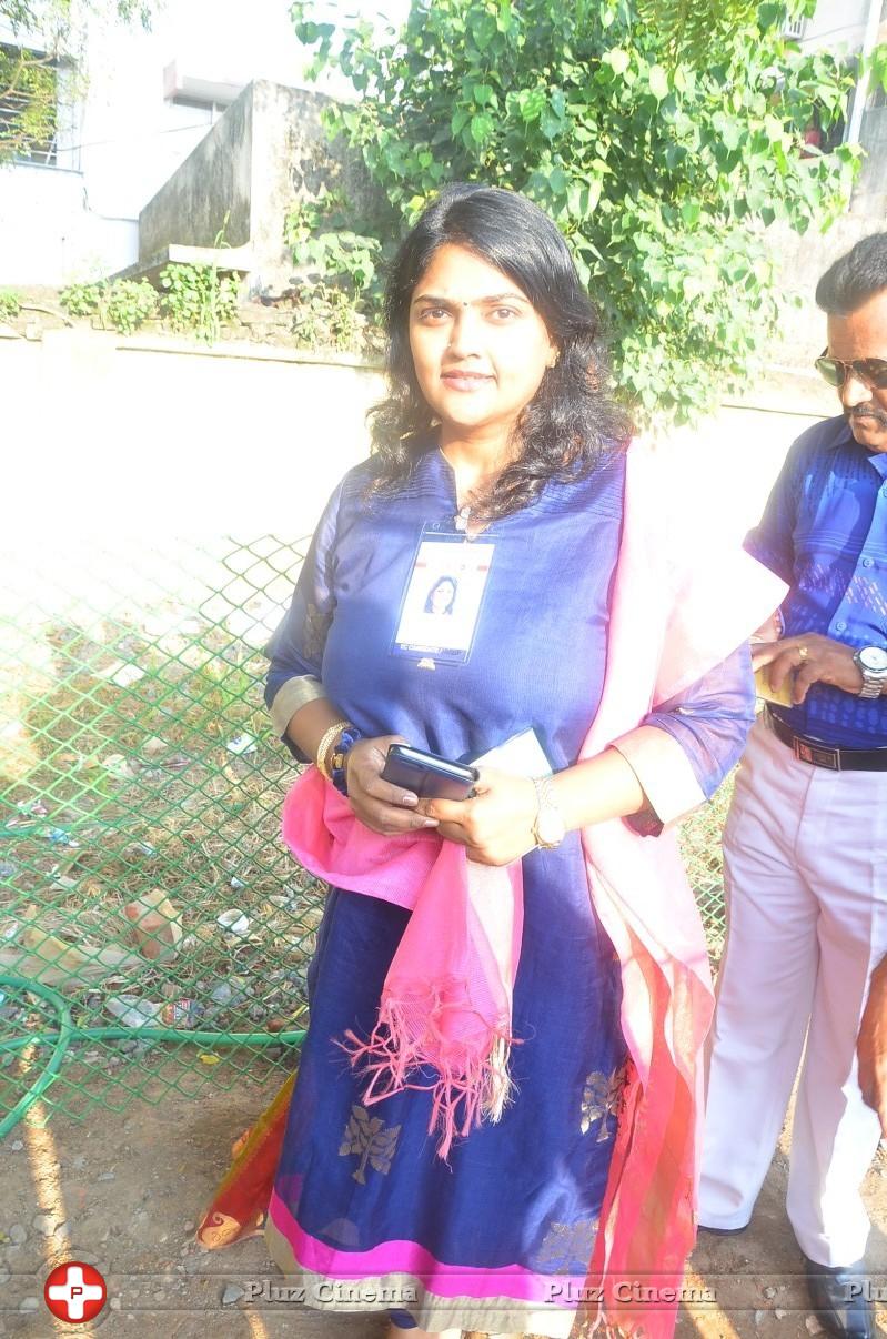 Nirosha - Karthi and Sivakarthikeyan Votes for Nadigar Sangam Elections 2015 Photos | Picture 1140123