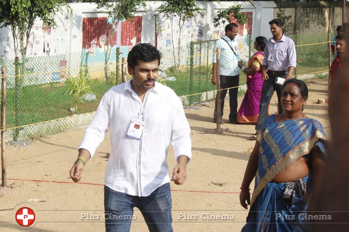 Karthi - Sathyaraj and Kushboo Votes for Nadigar Sangam Elections 2015 Photos | Picture 1140442