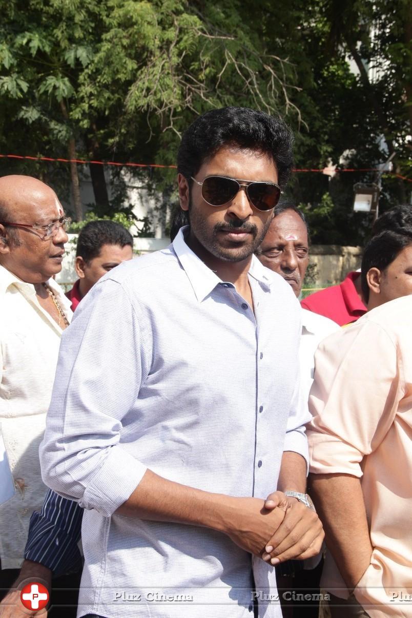 Vikram Prabhu - Sathyaraj and Kushboo Votes for Nadigar Sangam Elections 2015 Photos | Picture 1141142