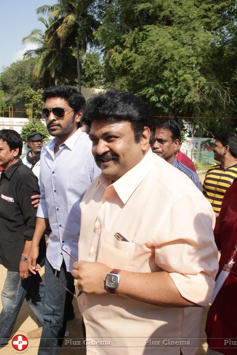 Prabhu - Sathyaraj and Kushboo Votes for Nadigar Sangam Elections 2015 Photos | Picture 1141143