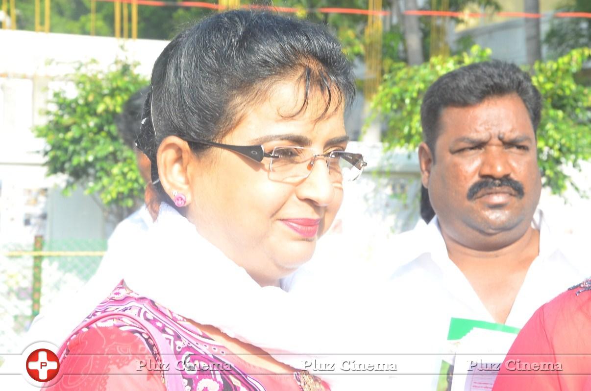 Ambika - Sathyaraj and Kushboo Votes for Nadigar Sangam Elections 2015 Photos | Picture 1141216