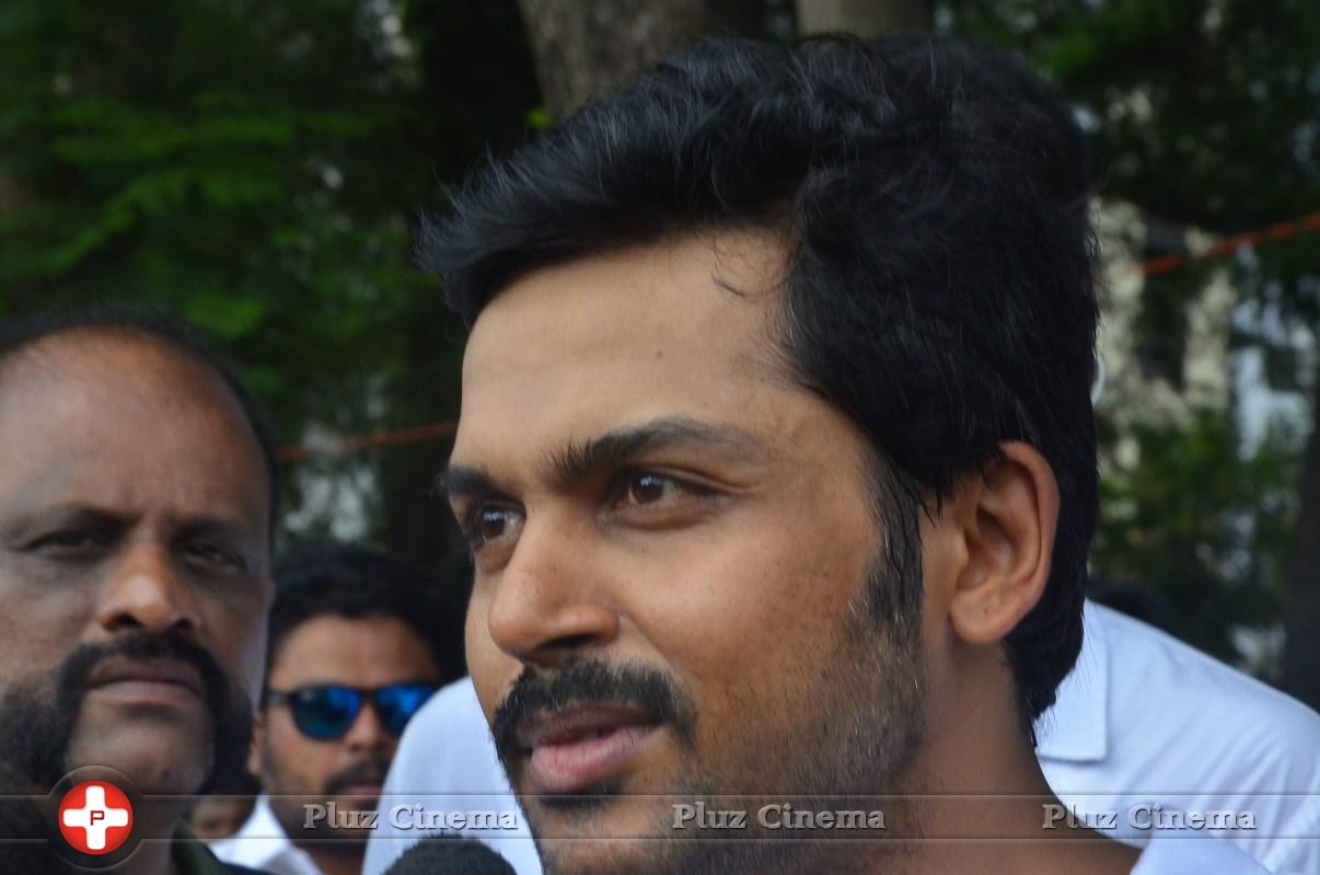 Karthi - Sathyaraj and Kushboo Votes for Nadigar Sangam Elections 2015 Photos | Picture 1141242