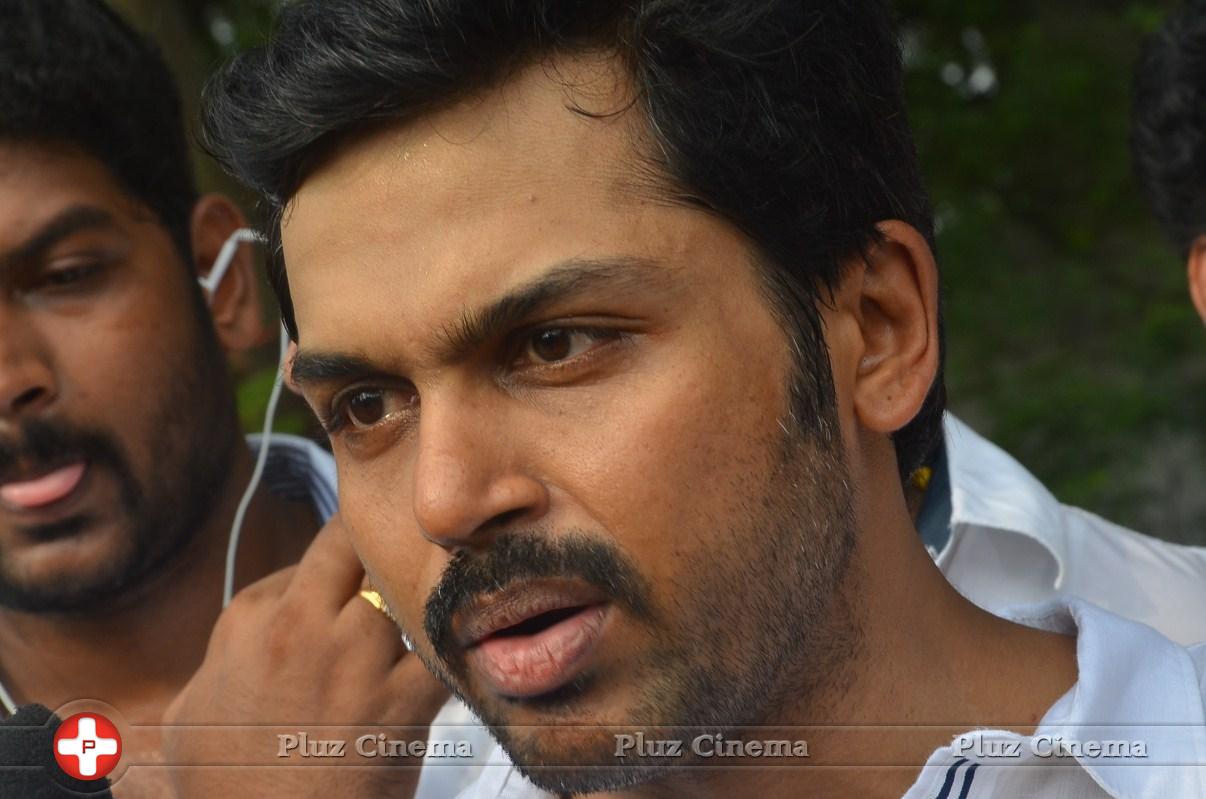 Karthi - Sathyaraj and Kushboo Votes for Nadigar Sangam Elections 2015 Photos | Picture 1141253