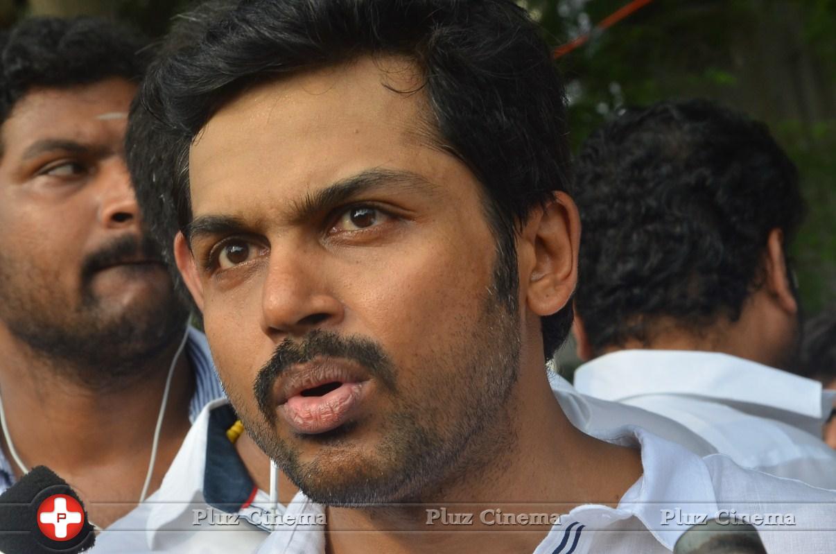 Karthi - Sathyaraj and Kushboo Votes for Nadigar Sangam Elections 2015 Photos | Picture 1141255