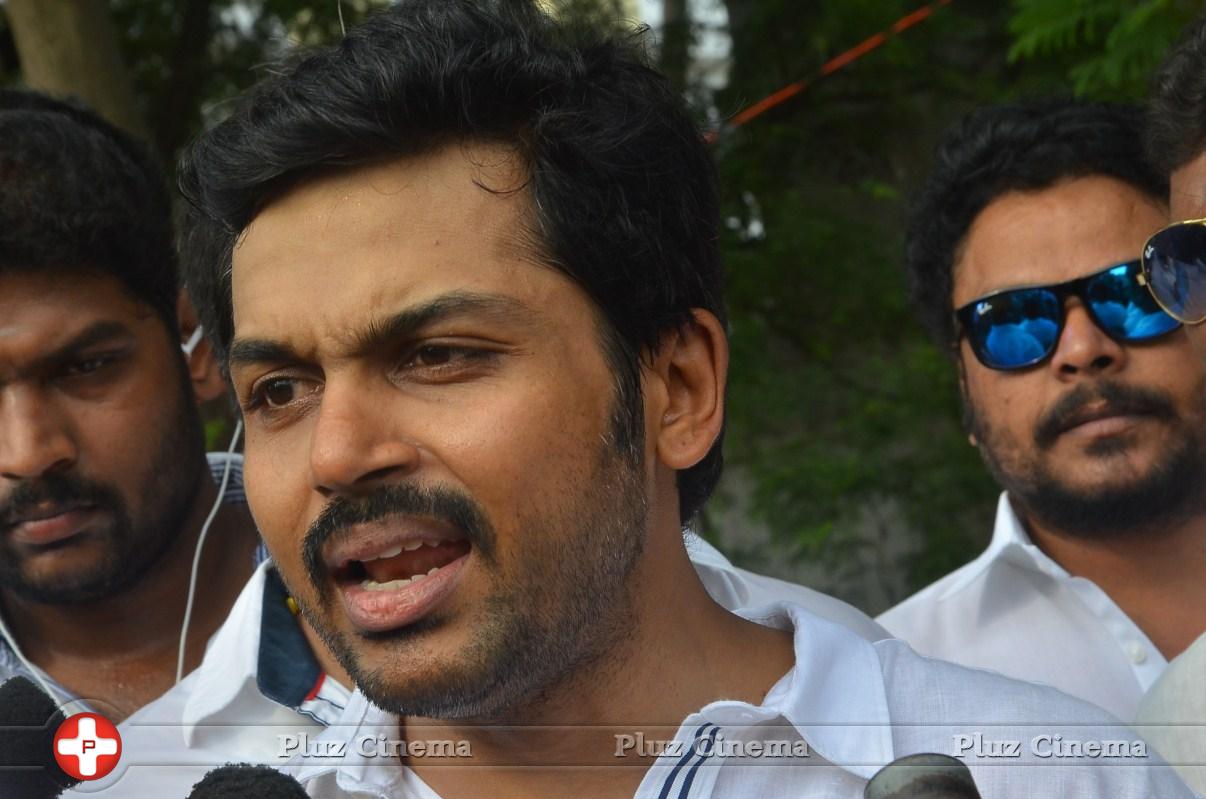 Karthi - Sathyaraj and Kushboo Votes for Nadigar Sangam Elections 2015 Photos | Picture 1141257