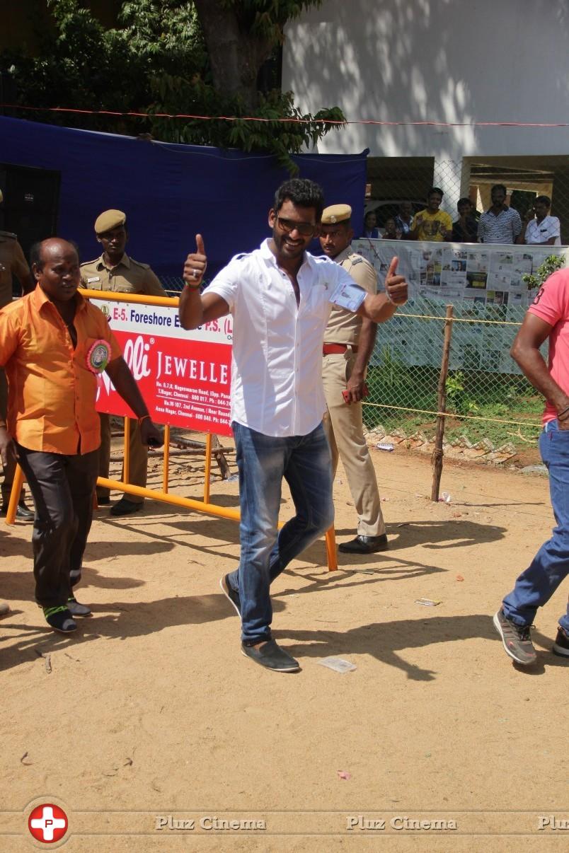 Vishal Krishna - Kamal Hassan and Gautami Votes for Nadigar Sangam Elections 2015 Photos | Picture 1141748