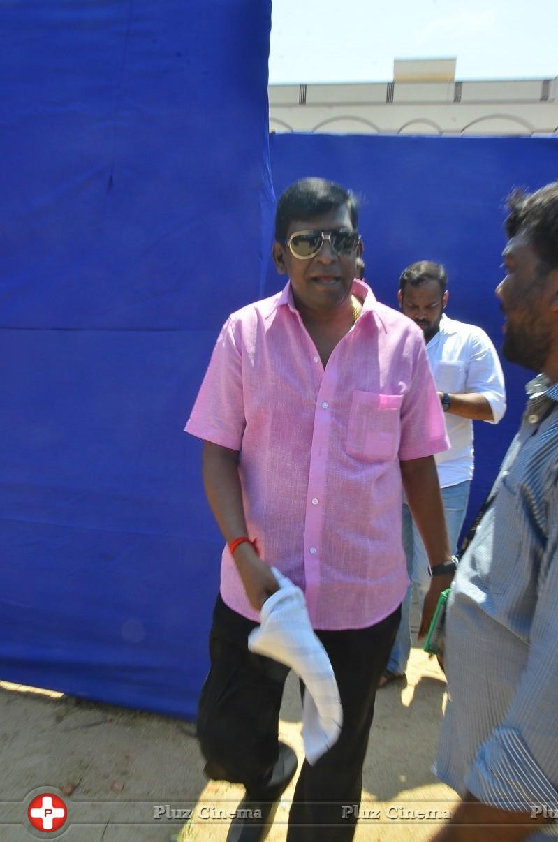 Vadivelu - Arya and Vadivelu Votes for Nadigar Sangam Elections 2015 Photos | Picture 1141964
