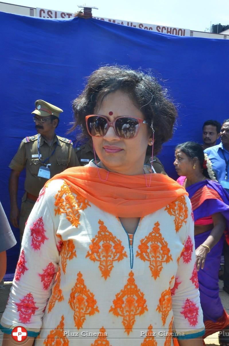 Lakshmi Ramakrishnan - Arya and Vadivelu Votes for Nadigar Sangam Elections 2015 Photos | Picture 1142043