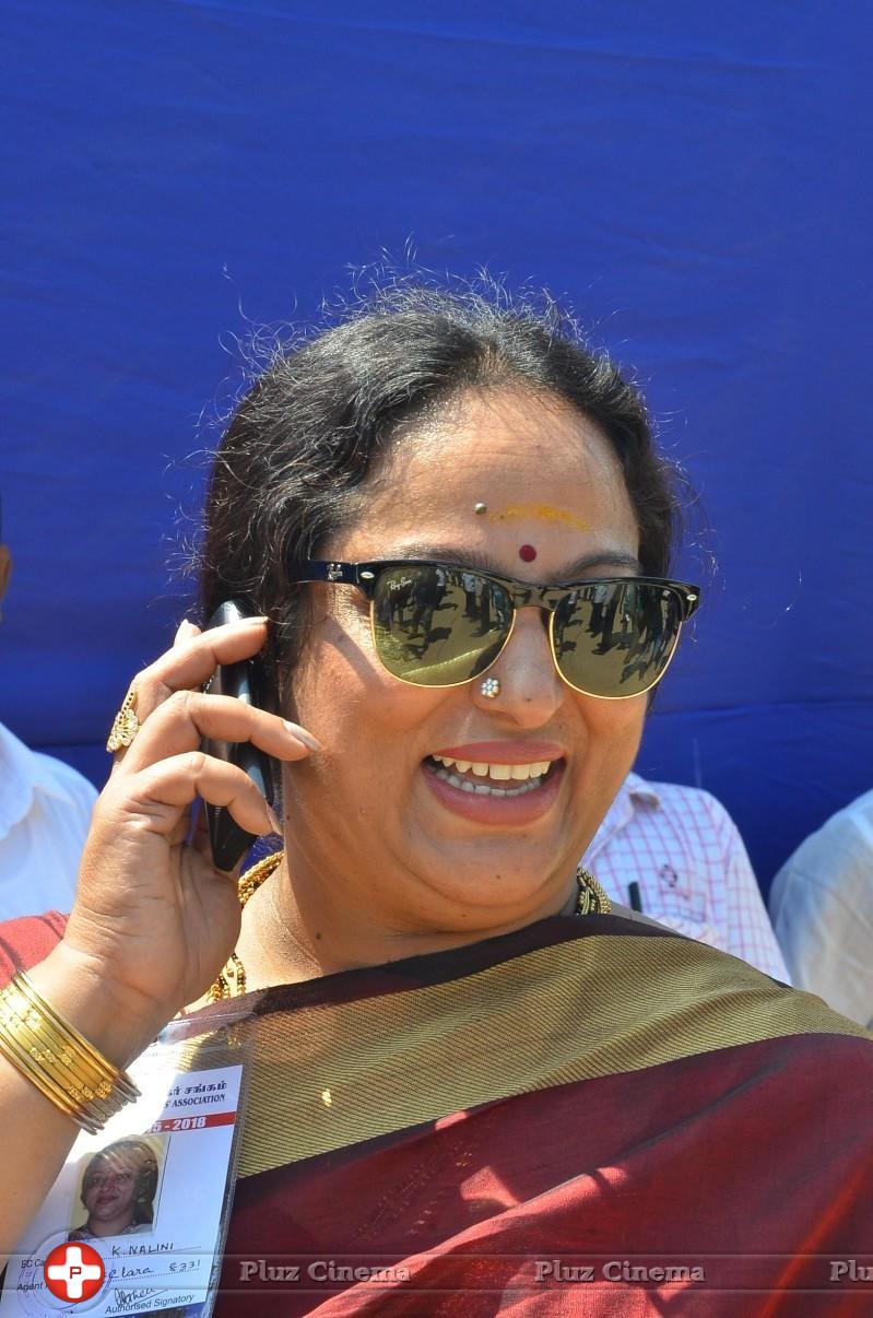 Nalini - Arya and Vadivelu Votes for Nadigar Sangam Elections 2015 Photos | Picture 1142059