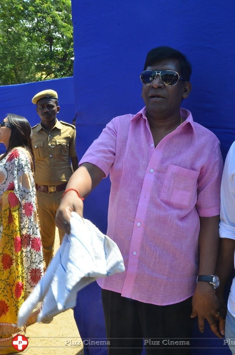 Vadivelu - Arya and Vadivelu Votes for Nadigar Sangam Elections 2015 Photos | Picture 1142068