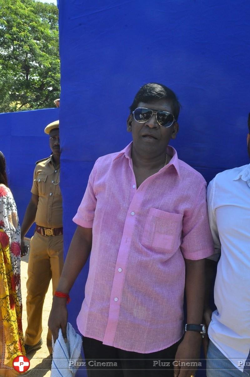 Vadivelu - Arya and Vadivelu Votes for Nadigar Sangam Elections 2015 Photos | Picture 1142069