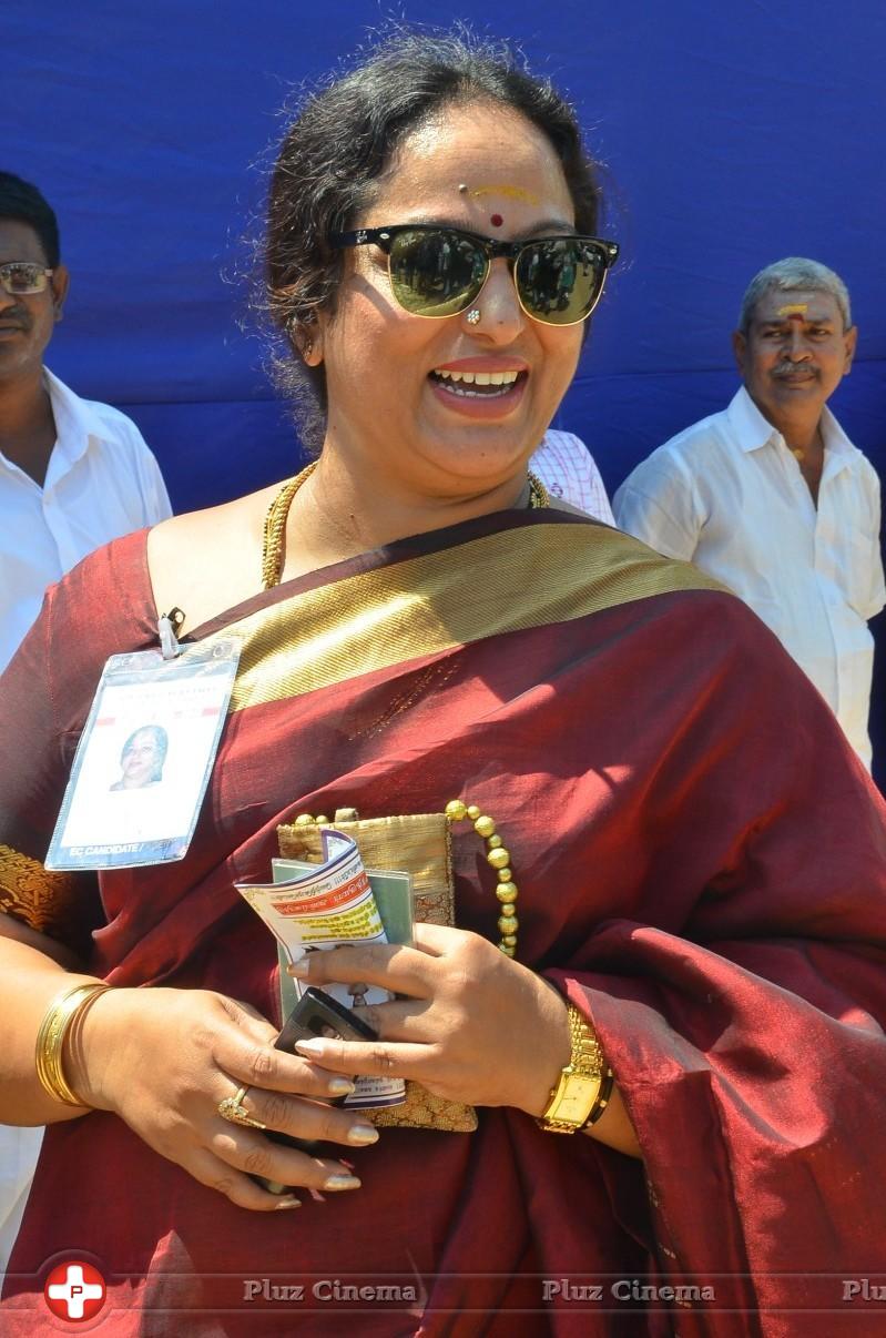 Nalini - Arya and Vadivelu Votes for Nadigar Sangam Elections 2015 Photos | Picture 1142075