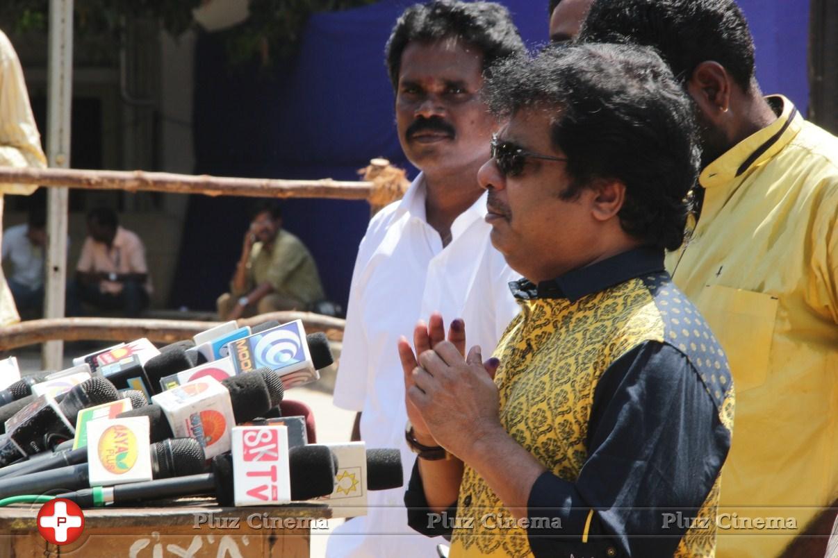 Goundamani and Vijayakanth Votes for Nadigar Sangam Elections 2015 Photos | Picture 1142119