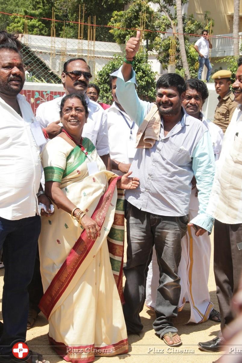 Goundamani and Vijayakanth Votes for Nadigar Sangam Elections 2015 Photos | Picture 1142143