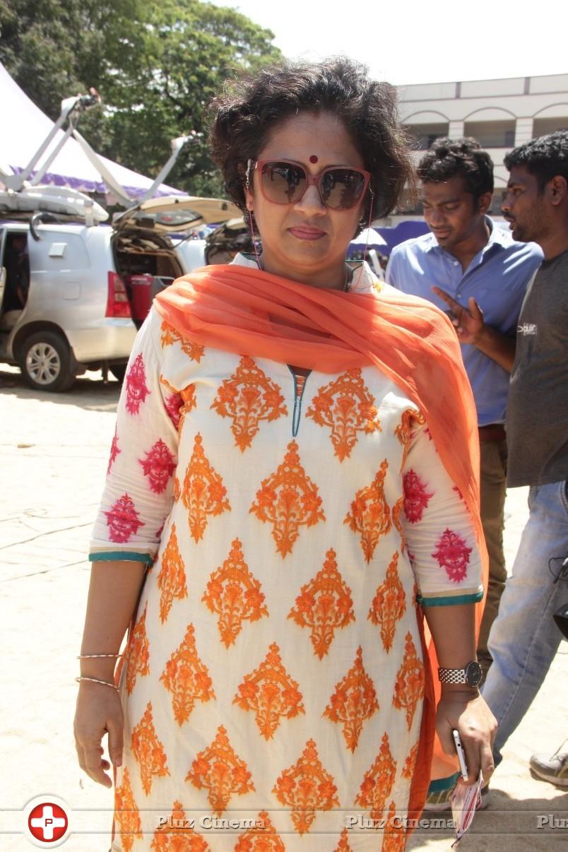 Lakshmi Ramakrishnan - Goundamani and Vijayakanth Votes for Nadigar Sangam Elections 2015 Photos | Picture 1142175