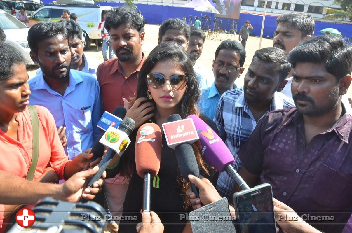Anjali (Actress) - Arun Vijay and Anjali Votes for Nadigar Sangam Elections 2015 Photos | Picture 1142337