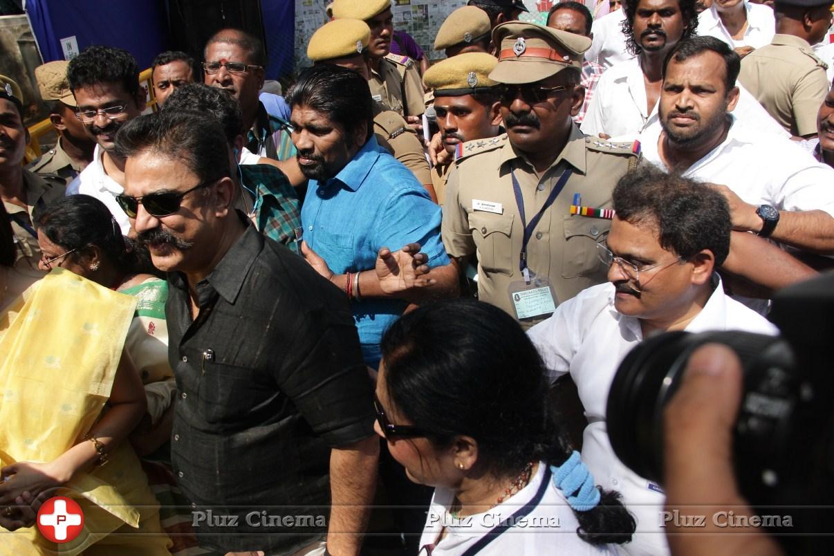 Kamal Hassan and Gautami Votes for Nadigar Sangam Elections 2015 Photos | Picture 1141872