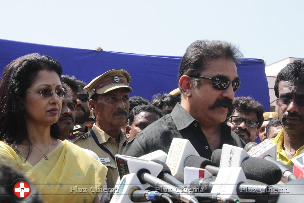 Kamal Hassan and Gautami Votes for Nadigar Sangam Elections 2015 Photos | Picture 1141953
